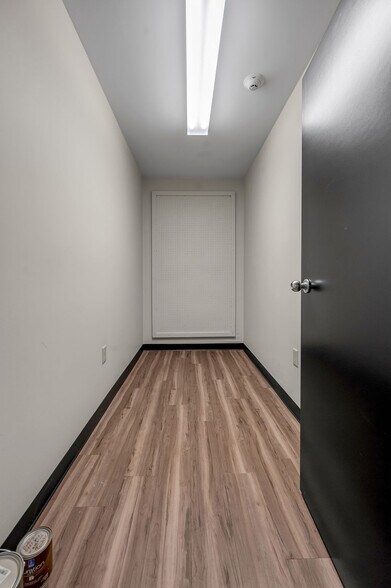 More Photos Of 250 Crossfield Dr, Versailles Light Manufacturing For Lease