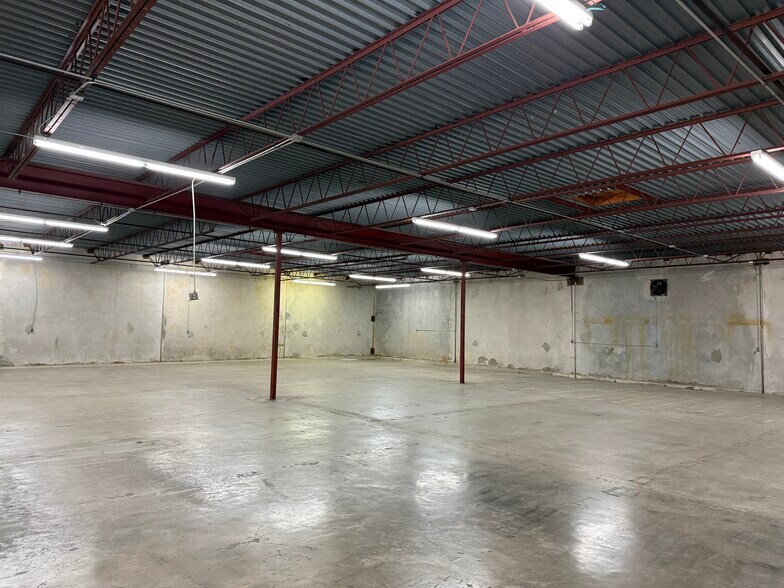 More Photos Of 3911 Woodbury Dr, Austin Warehouse For Lease