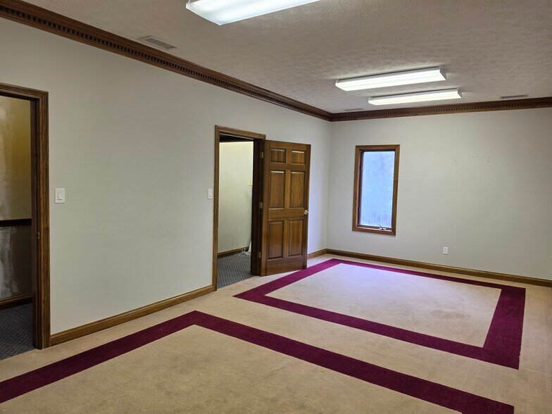 More Photos Of 386 Meridian Parke Ln, Greenwood Medical For Lease