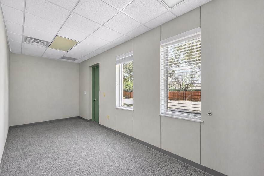 More Photos Of 3308 Longmire Dr, College Station Office For Lease