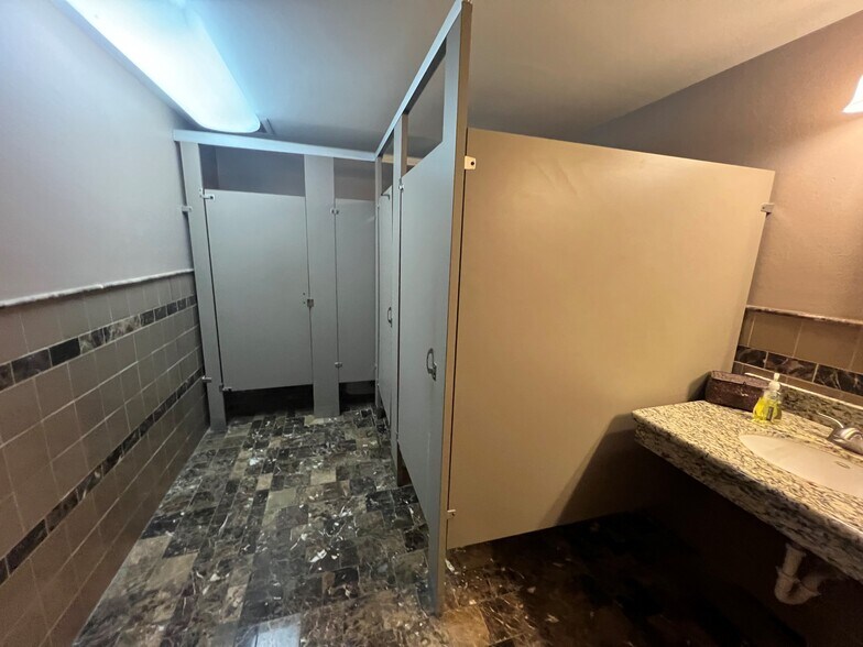 More Photos Of 3827 Broadway St, Houston Specialty For Sale