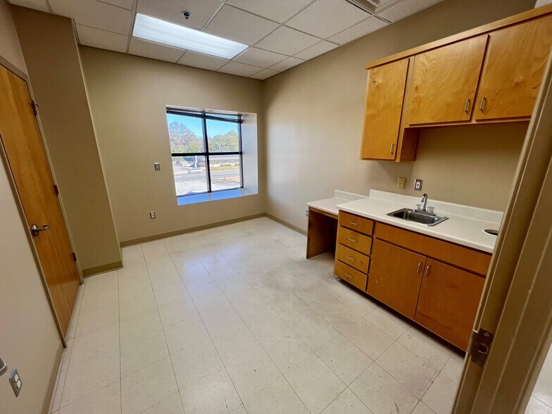 More Photos Of 1707 Watson Blvd, Warner Robins Medical For Lease