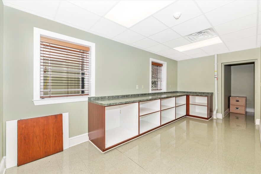 More Photos Of 925 N East St, Frederick Bank For Lease
