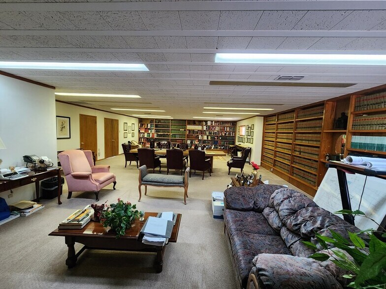 More Photos Of 420 S Cypress St, Pecos Office For Sale