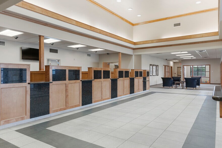 More Photos Of 7447 Riverside Pky, Tulsa Bank For Lease