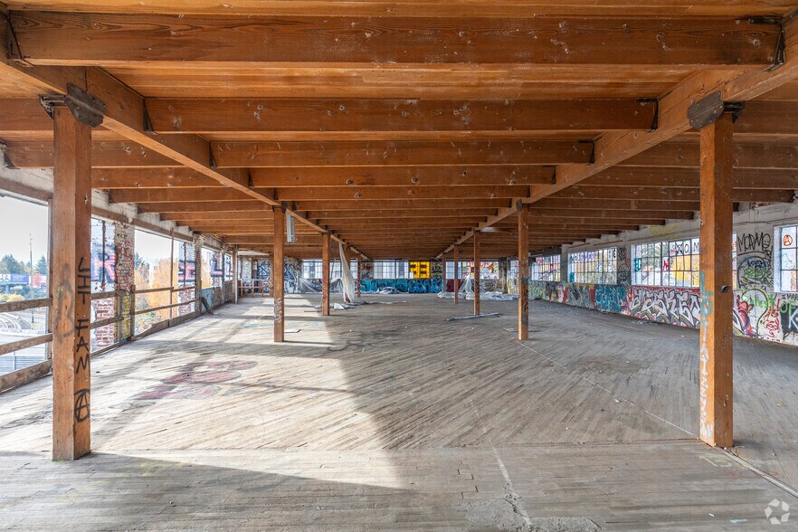 More Photos Of 3300 NE Broadway St, Portland Flex For Sale