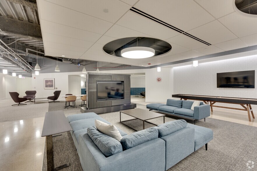 More Photos Of 2211-2215 S York Rd, Oak Brook Office For Lease