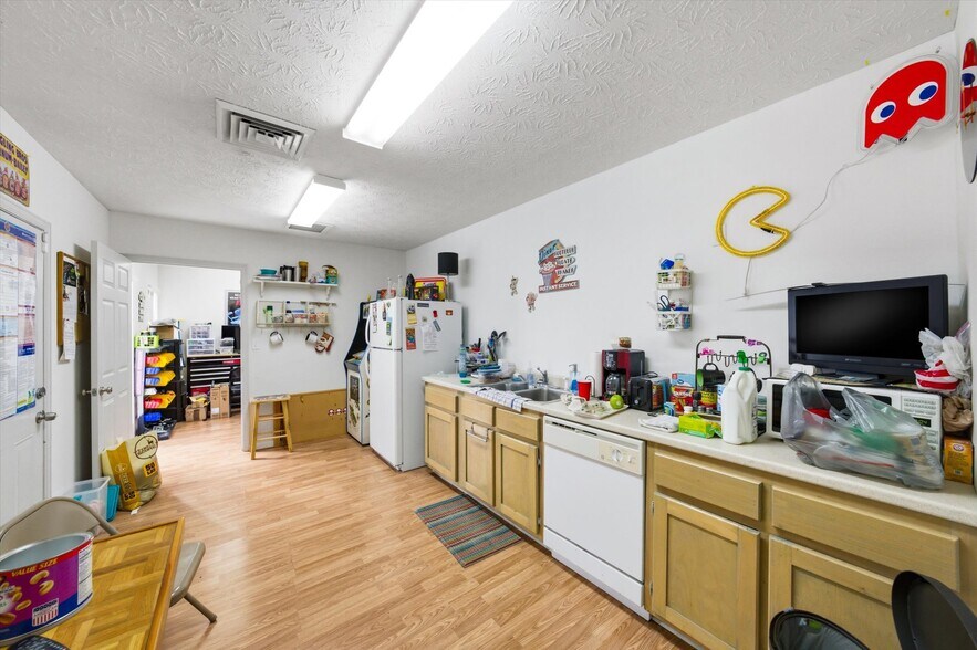 More Photos Of 2376 Business Center Cir, Sevierville Freestanding For Sale