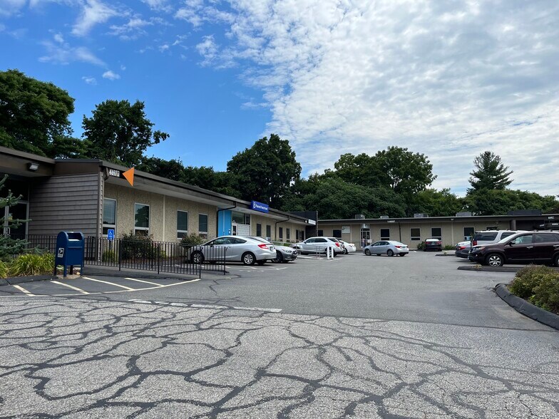 More Photos Of 4675-4749 Main St, Bridgeport Medical For Sale