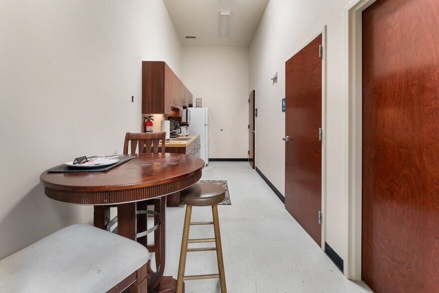 More Photos Of 119 Southern Blvd, Savannah Office For Sale