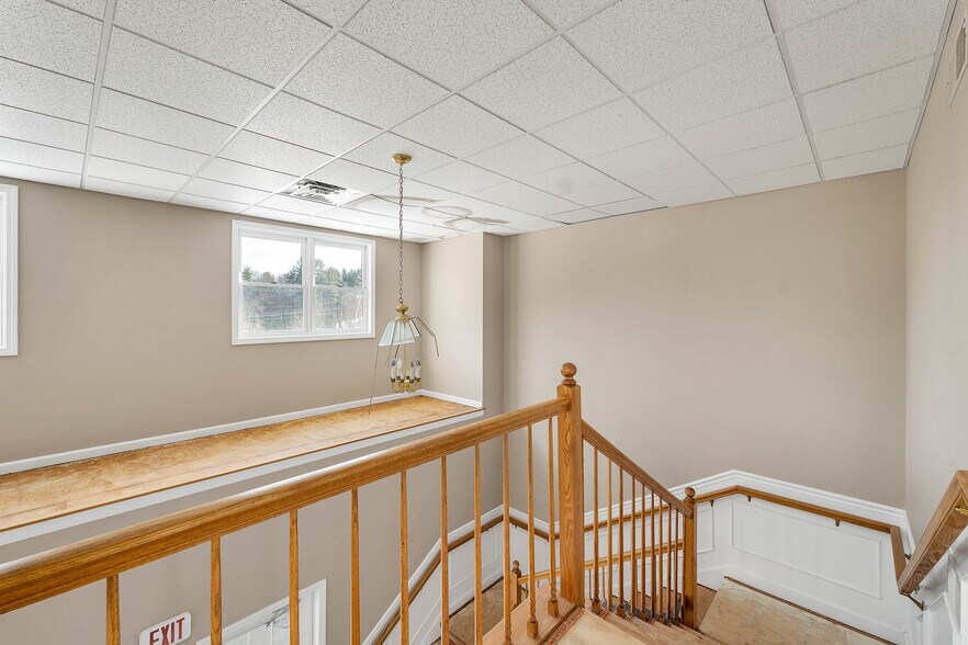 More Photos Of 5 Buttrick Rd, Londonderry Office For Lease
