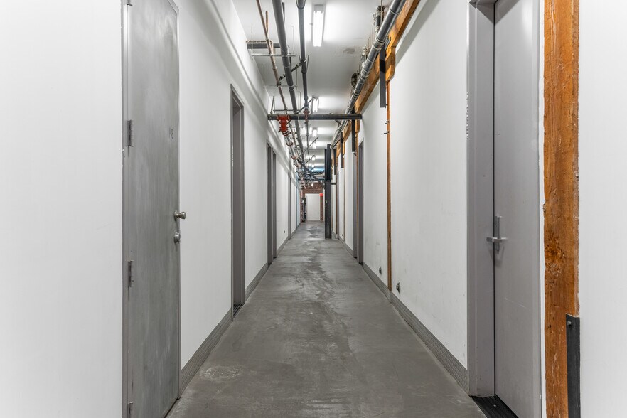 More Photos Of 2079 E 15th St, Los Angeles Flex For Lease