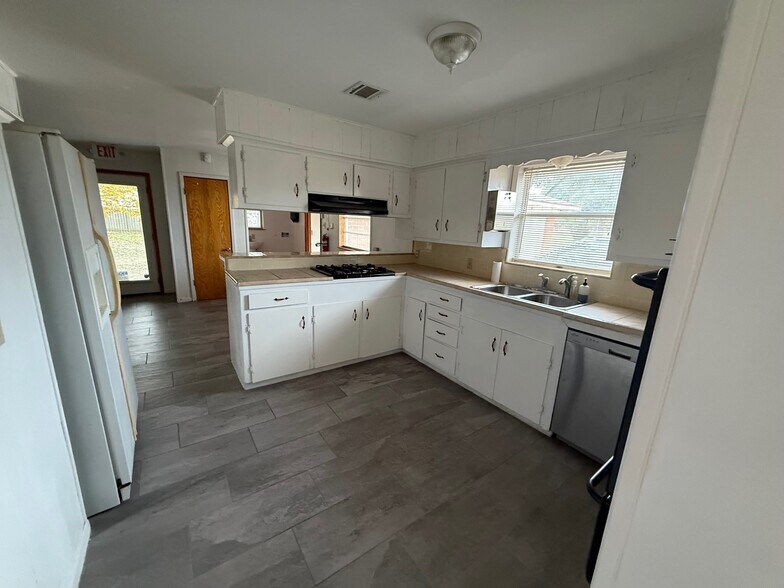 More Photos Of 1933 East Ave, Katy Office For Lease