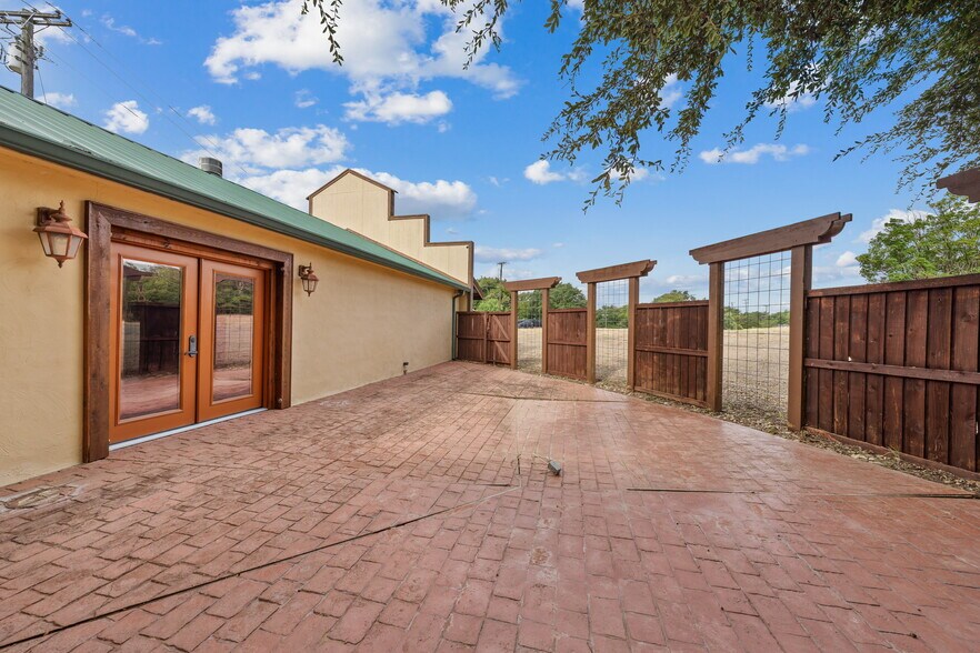 More Photos Of 6401 Rock Creek Rd, Waco Freestanding For Sale