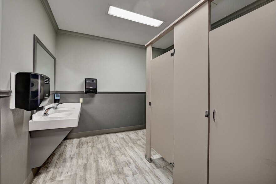 More Photos Of 14278 Lincoln Way E, Dalton Freestanding For Lease