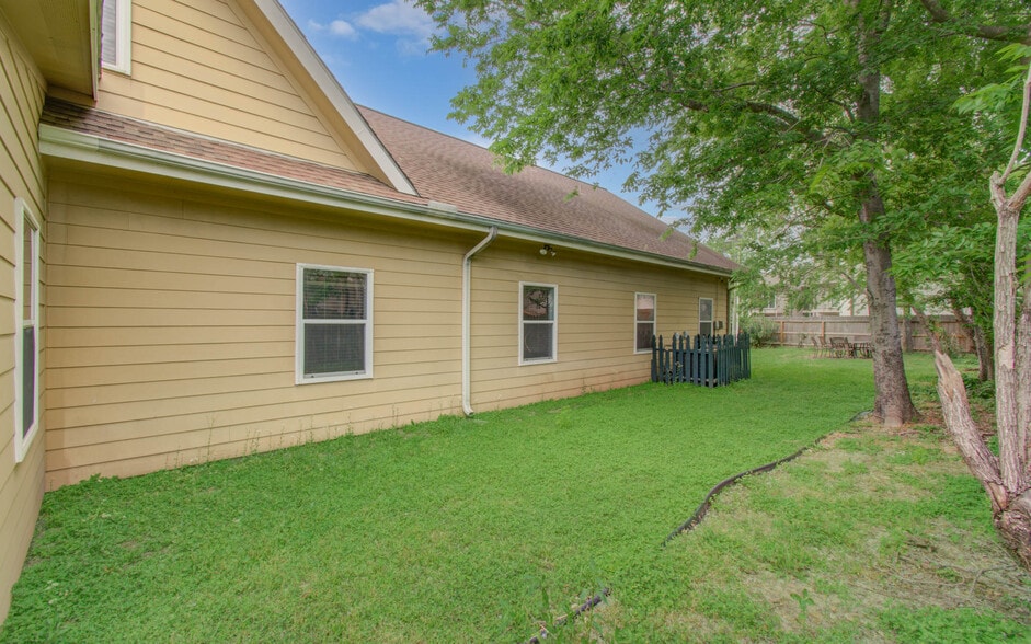 More Photos Of 11201 Steeplepark Dr, Houston Office Residential For Sale