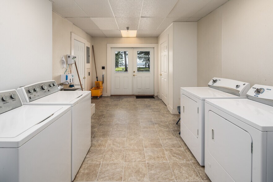 More Photos Of 738 E Main St, Belhaven Hotel For Sale