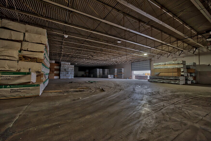 More Photos Of 1305 19th St SW, Mason City Distribution For Sale