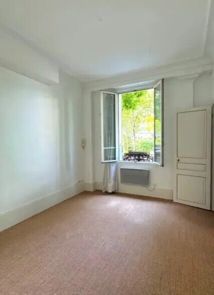 More Photos Of 47 Rue Guersant, Paris Office For Sale