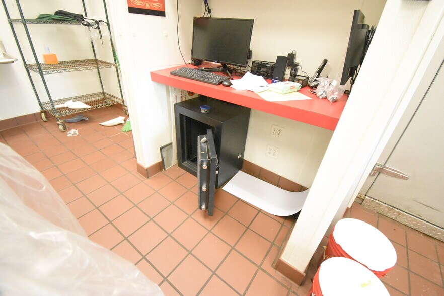 More Photos Of 253 N Bypass 35, Alvin Storefront For Lease