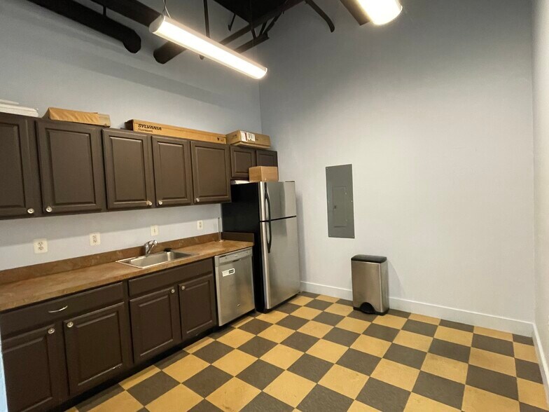 More Photos Of 105 Centennial St, La Plata Medical For Sale