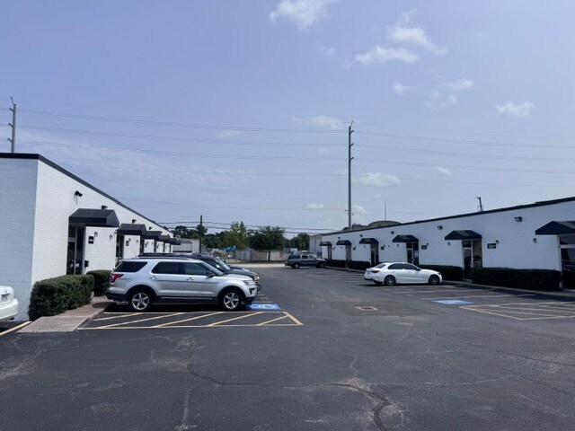 More Photos Of 3511 Pinemont Dr, Houston Unknown For Lease