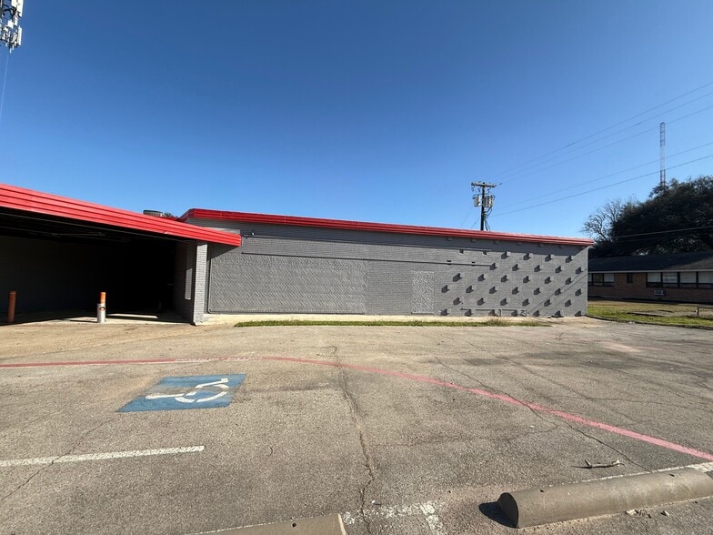 Primary Photo Of 2020 Saturn Rd, Garland Freestanding For Sale