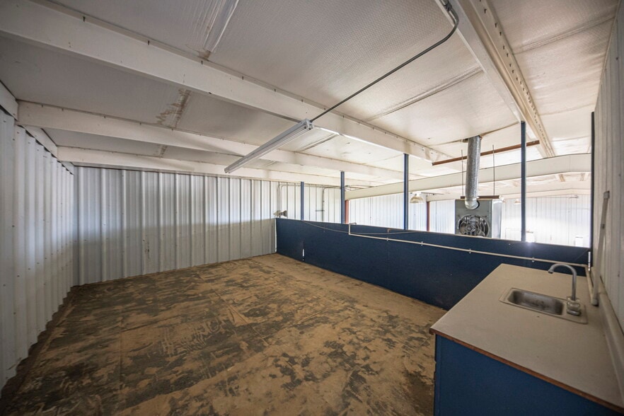 More Photos Of 850 W I-20, Penwell Warehouse For Lease