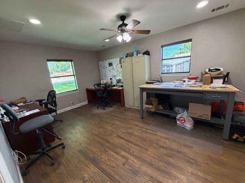 More Photos Of 414 N Kealy Ave, Lewisville Office For Sale