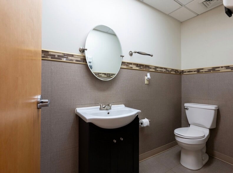 More Photos Of 129 7th Ave, Charleston Office For Sale