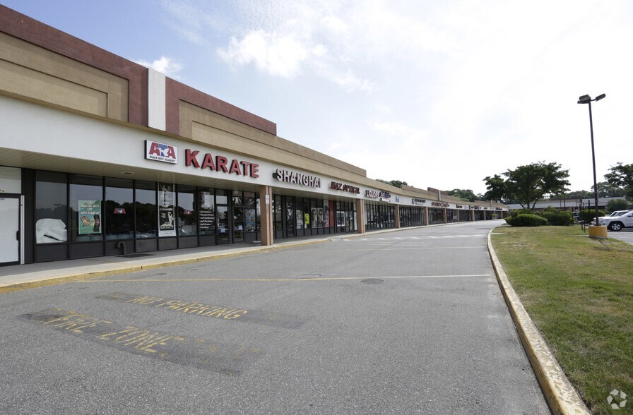 More Photos Of 655 E Main St, East Patchogue Storefront For Lease