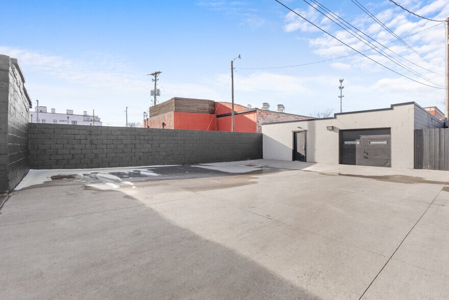 More Photos Of 127 SE 3rd St, Lees Summit Freestanding For Lease