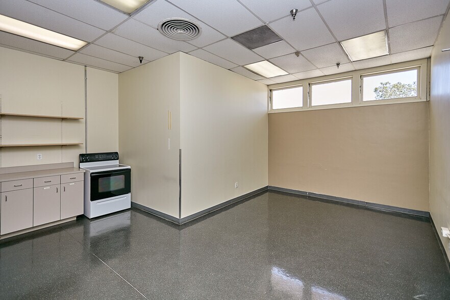 More Photos Of 5300 Harbor St, Commerce Warehouse For Lease