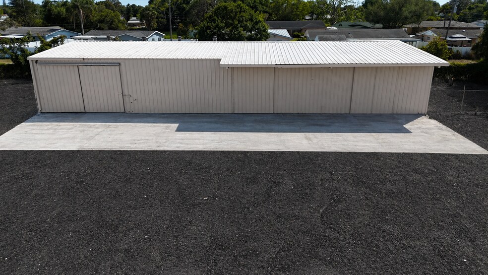 More Photos Of 11050 70th Ave, Seminole Warehouse For Lease