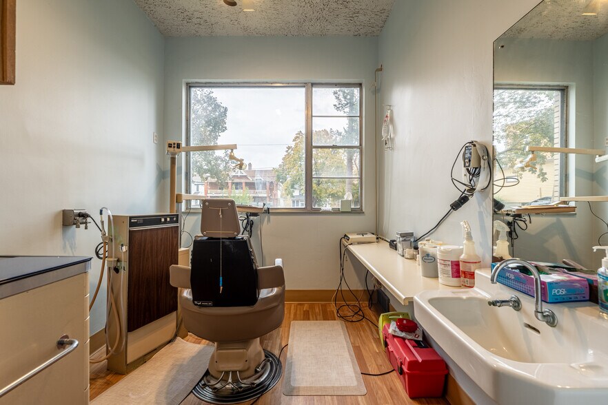 More Photos Of 430 W Stephenson St, Freeport Office For Sale