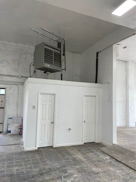 More Photos Of 210 Chestnut St, Sterling Showroom For Lease
