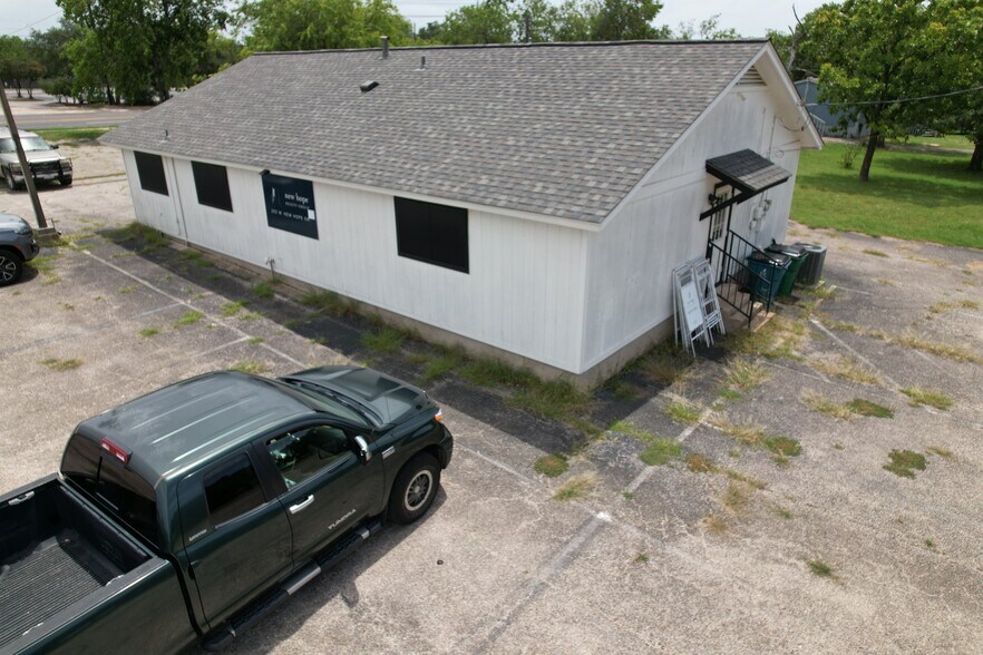 More Photos Of 203 W New Hope Dr, Cedar Park Office For Sale