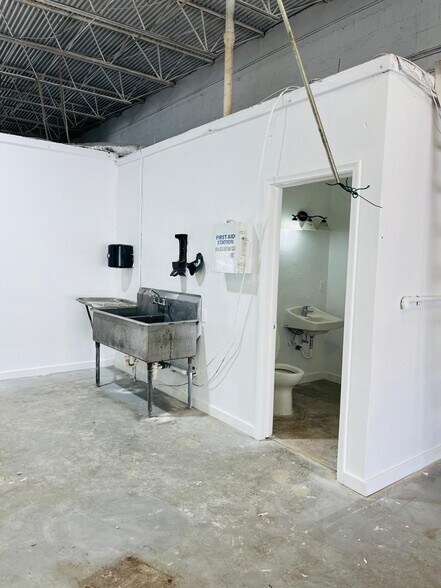 More Photos Of 810 NW 1st Ave, Boca Raton Warehouse For Lease