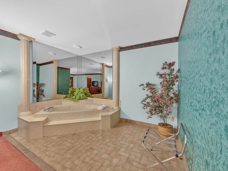 More Photos Of 2889 Howard Av, Windsor Hotel For Sale