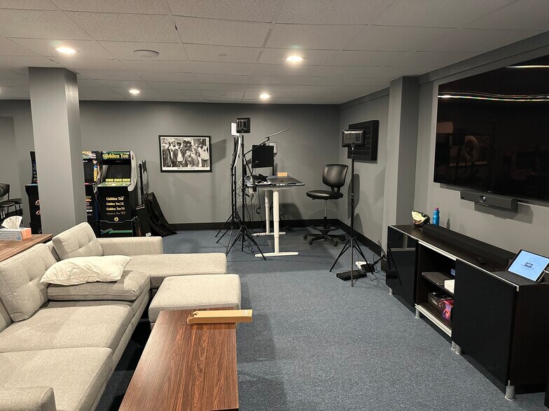 More Photos Of 9130 Otis Ave, Indianapolis Showroom For Sale