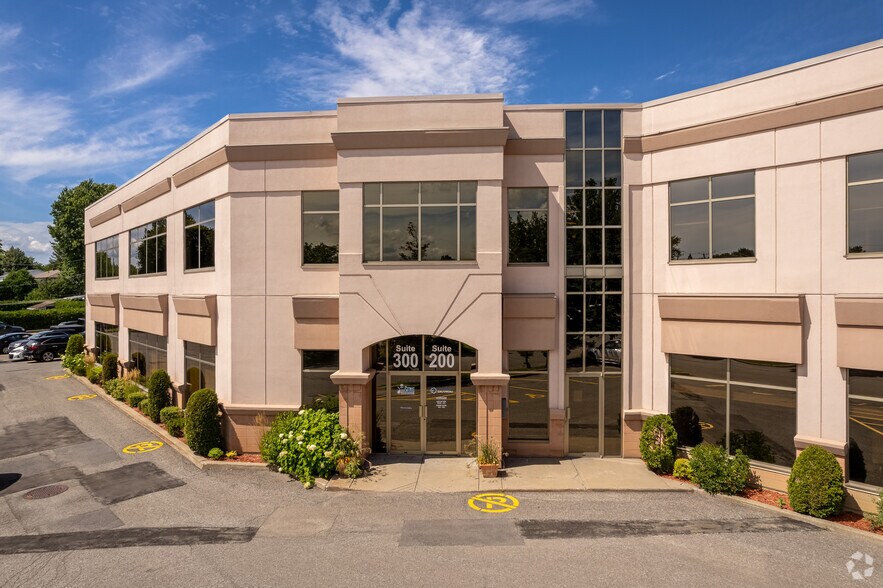More Photos Of 185 Boul Saint-Jean-Baptiste, Châteauguay Office For Lease