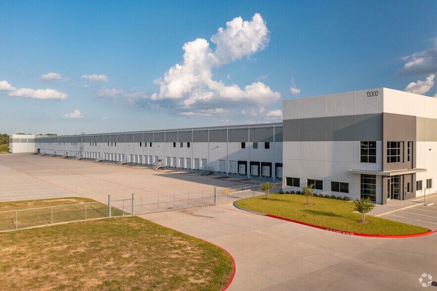 More Photos Of 13300 John F Kennedy Blvd, Houston Distribution For Lease