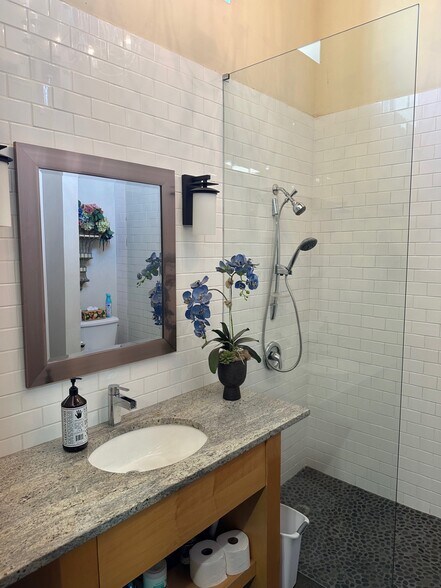 More Photos Of 1607 Dragon St, Dallas Showroom For Lease