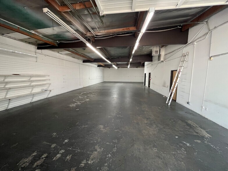 More Photos Of 16146 Leadwell St, Van Nuys Warehouse For Lease