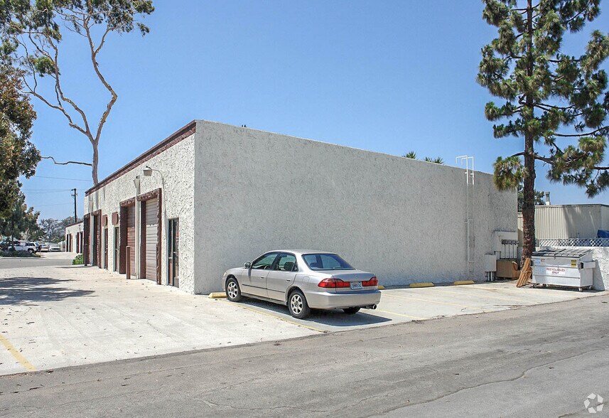 More Photos Of 1302 Tower Sq, Ventura Warehouse For Lease