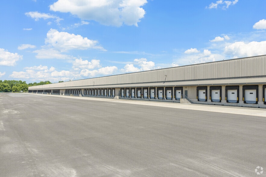 More Photos Of 400 Cabot Dr, Hamilton Distribution For Lease