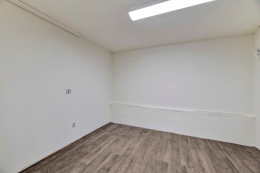 More Photos Of 2213 Ogletown Rd, Newark Warehouse For Lease