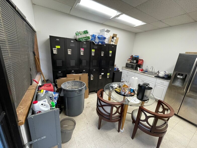 More Photos Of 13222-13228 SE 30th St, Bellevue Showroom For Lease