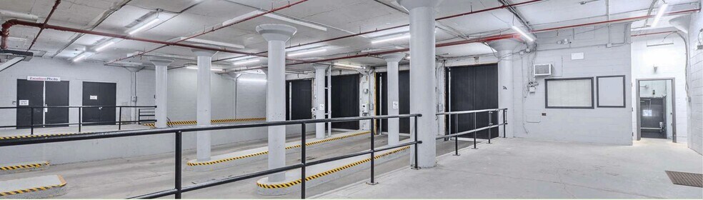 More Photos Of 6674 Av De L'esplanade, Montréal Industrial For Lease