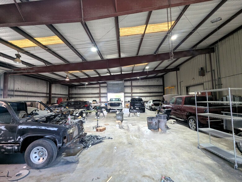 More Photos Of 5320 W Parkway St, Groves Industrial For Sale